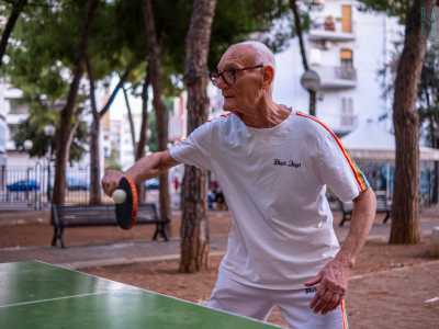 A venirci incontro � l�84enne Nicola Foggetti, il membro pi� anziano della comitiva, che ci raggiunge ai tavoli in t-shirt e pantaloncini sportivi